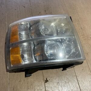 Chevy Silverado 2007-2013 right front headlight asst 1500 2500 3500